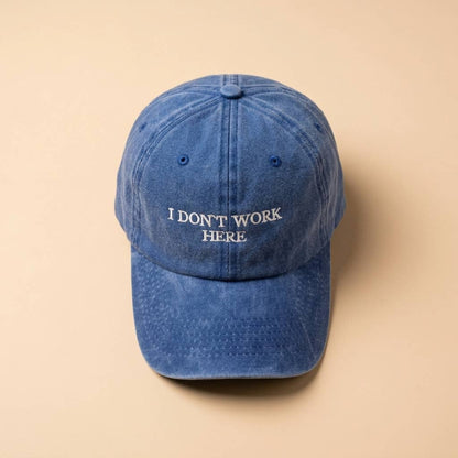 Casquette brodée bordeaux « Je ne travaille pas ici, désolé »