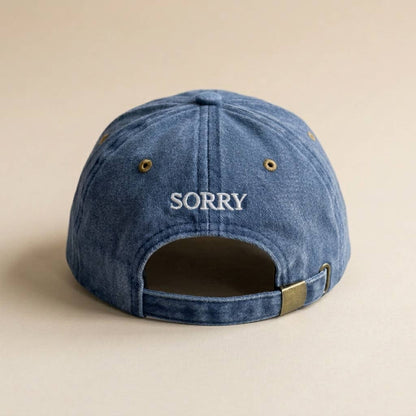 Casquette brodée bordeaux « Je ne travaille pas ici, désolé »
