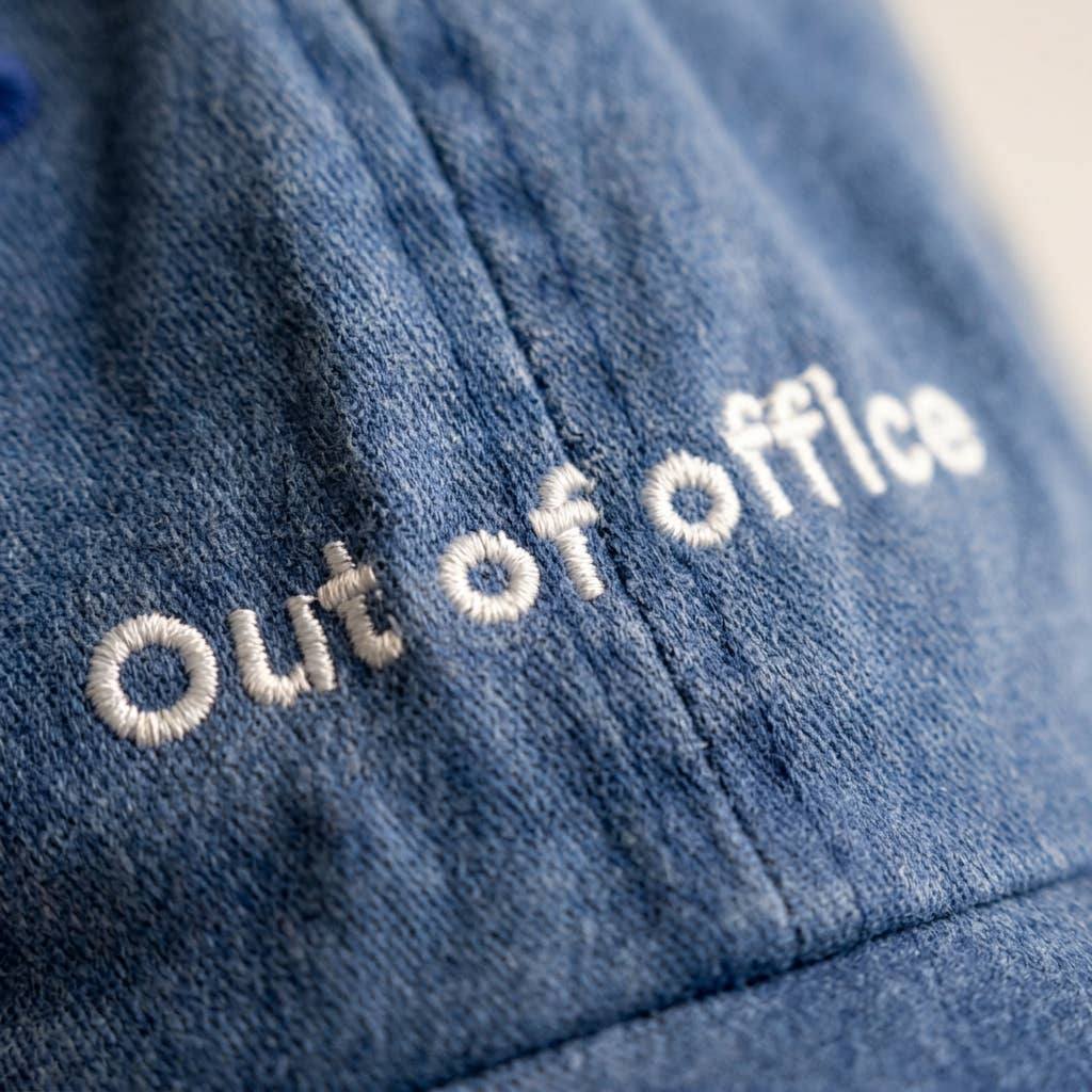 Casquette bleue brodée « Hors du bureau »