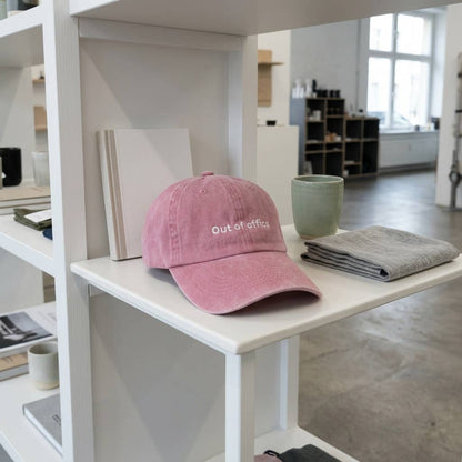 Casquette bleue brodée « Hors du bureau »