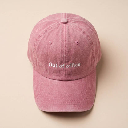 Casquette bleue brodée « Hors du bureau »