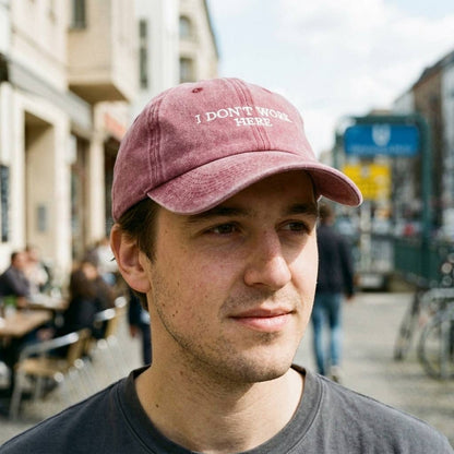 Casquette brodée bordeaux « Je ne travaille pas ici, désolé »