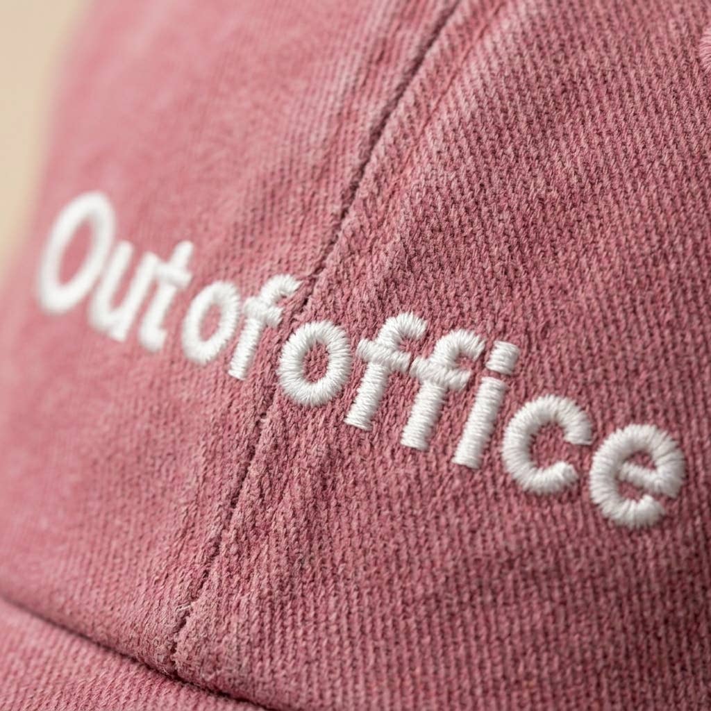 Casquette bleue brodée « Hors du bureau »
