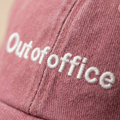 Casquette bleue brodée « Hors du bureau »