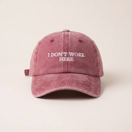 Casquette brodée bordeaux « Je ne travaille pas ici, désolé »