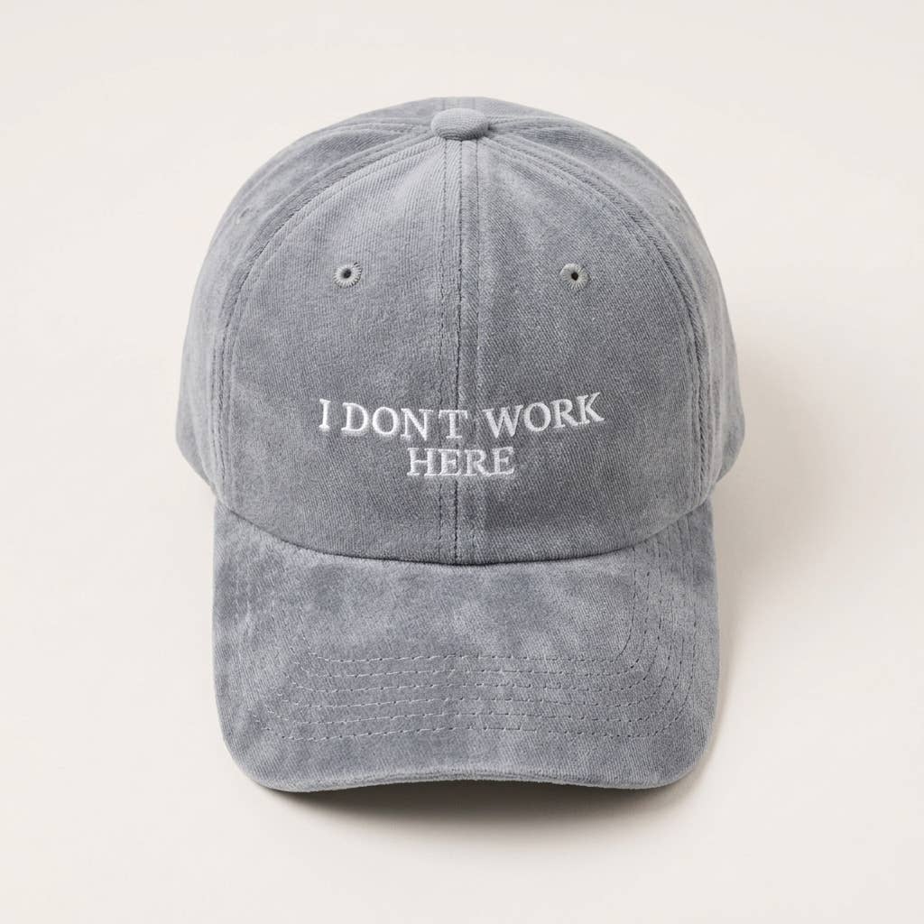 Casquette brodée bordeaux « Je ne travaille pas ici, désolé »