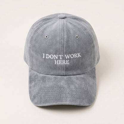 Casquette brodée bordeaux « Je ne travaille pas ici, désolé »