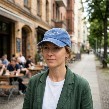 Casquette brodée bordeaux « Je ne travaille pas ici, désolé »