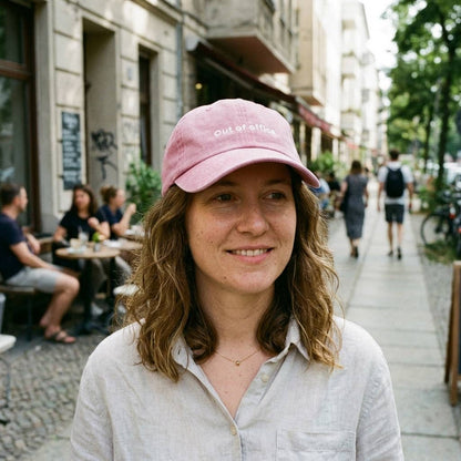 Casquette bleue brodée « Hors du bureau »