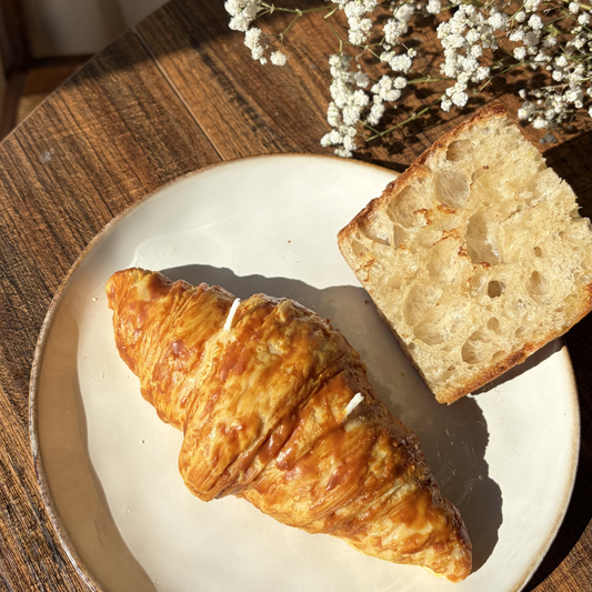 Bougie croissant réaliste – cire de soja, fabriquée en France