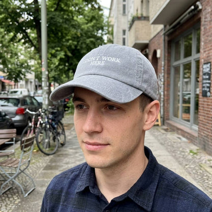 Casquette brodée bordeaux « Je ne travaille pas ici, désolé »