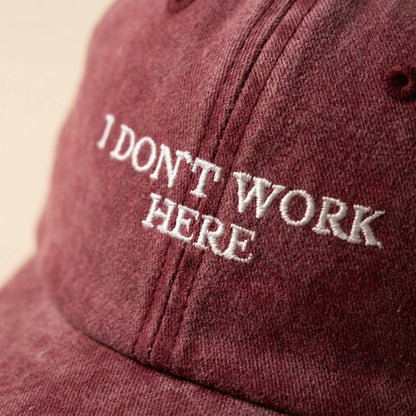 Casquette brodée bordeaux « Je ne travaille pas ici, désolé »
