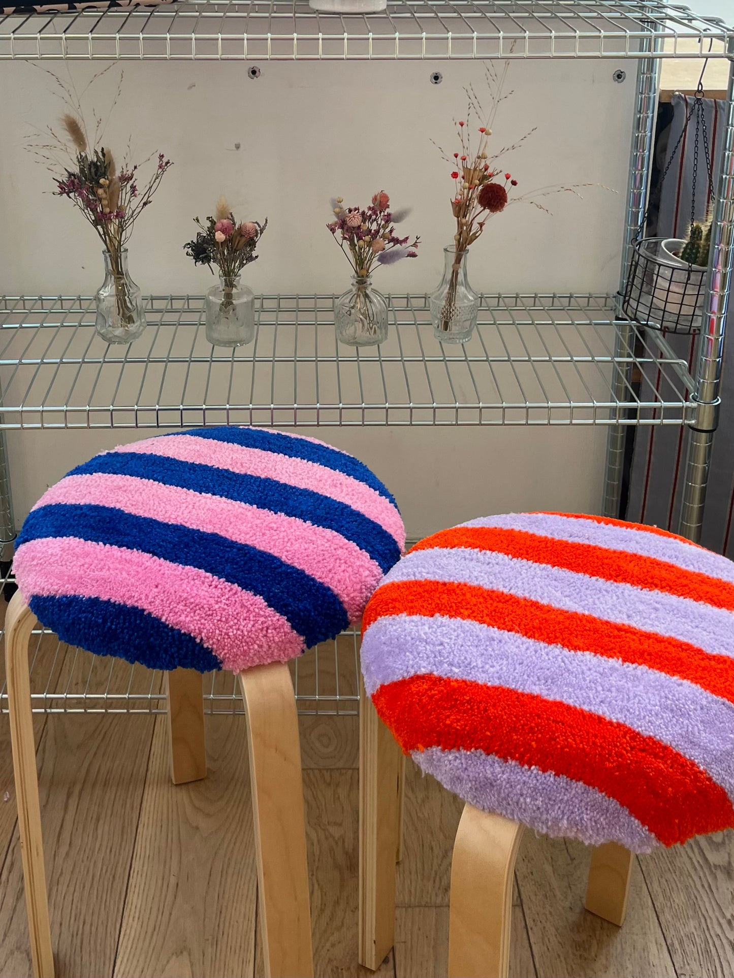 Tabouret tufté rayé rose et bleu
