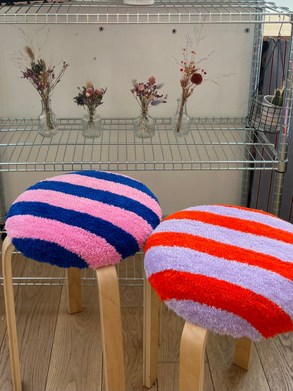 Tabouret tufté rayé rose et bleu