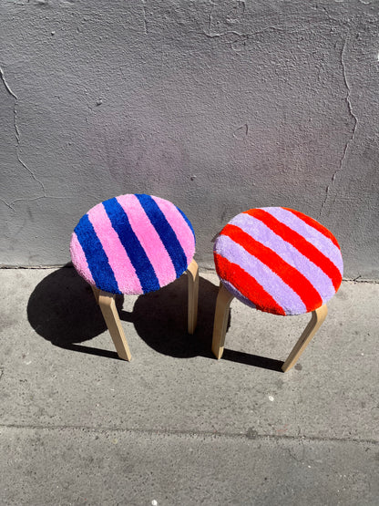 Tabouret tufté rayé rose et bleu