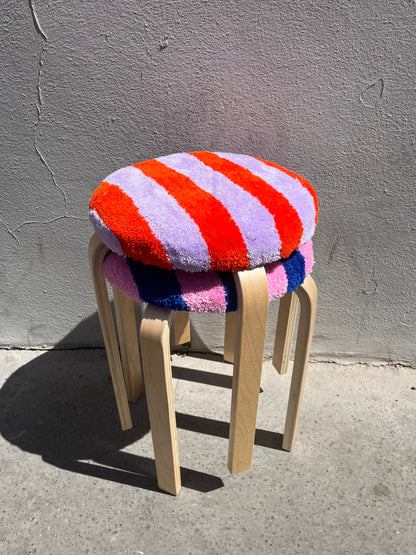Tabouret tufté rayé orange et lila