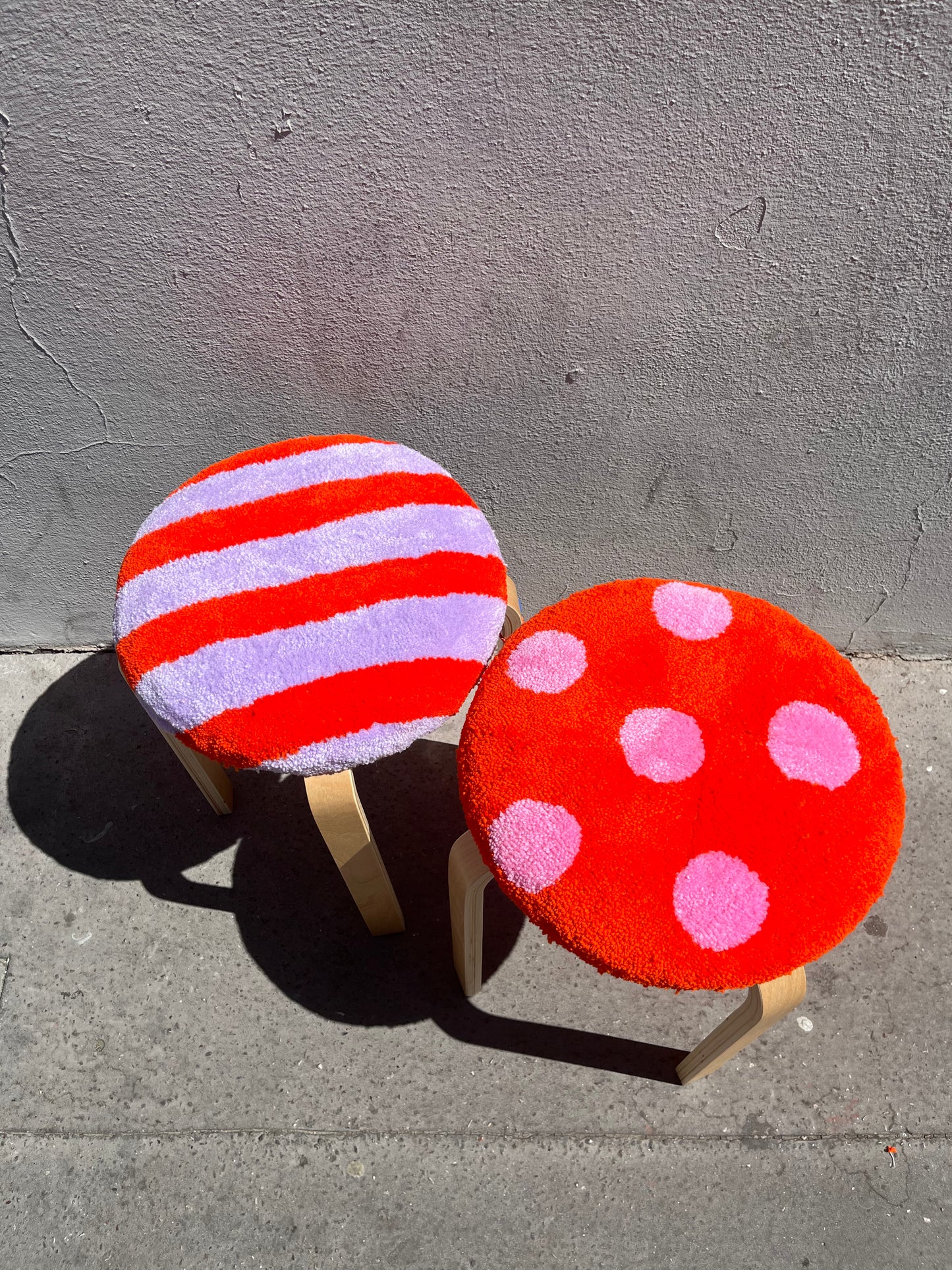 Tabouret tufté rayé orange et lila