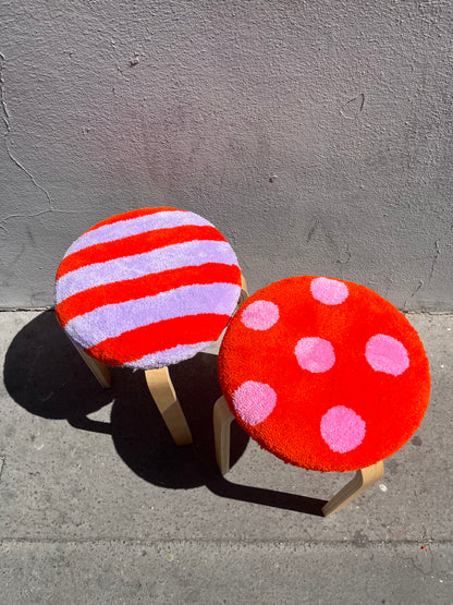 Tabouret tufté rayé orange et lila
