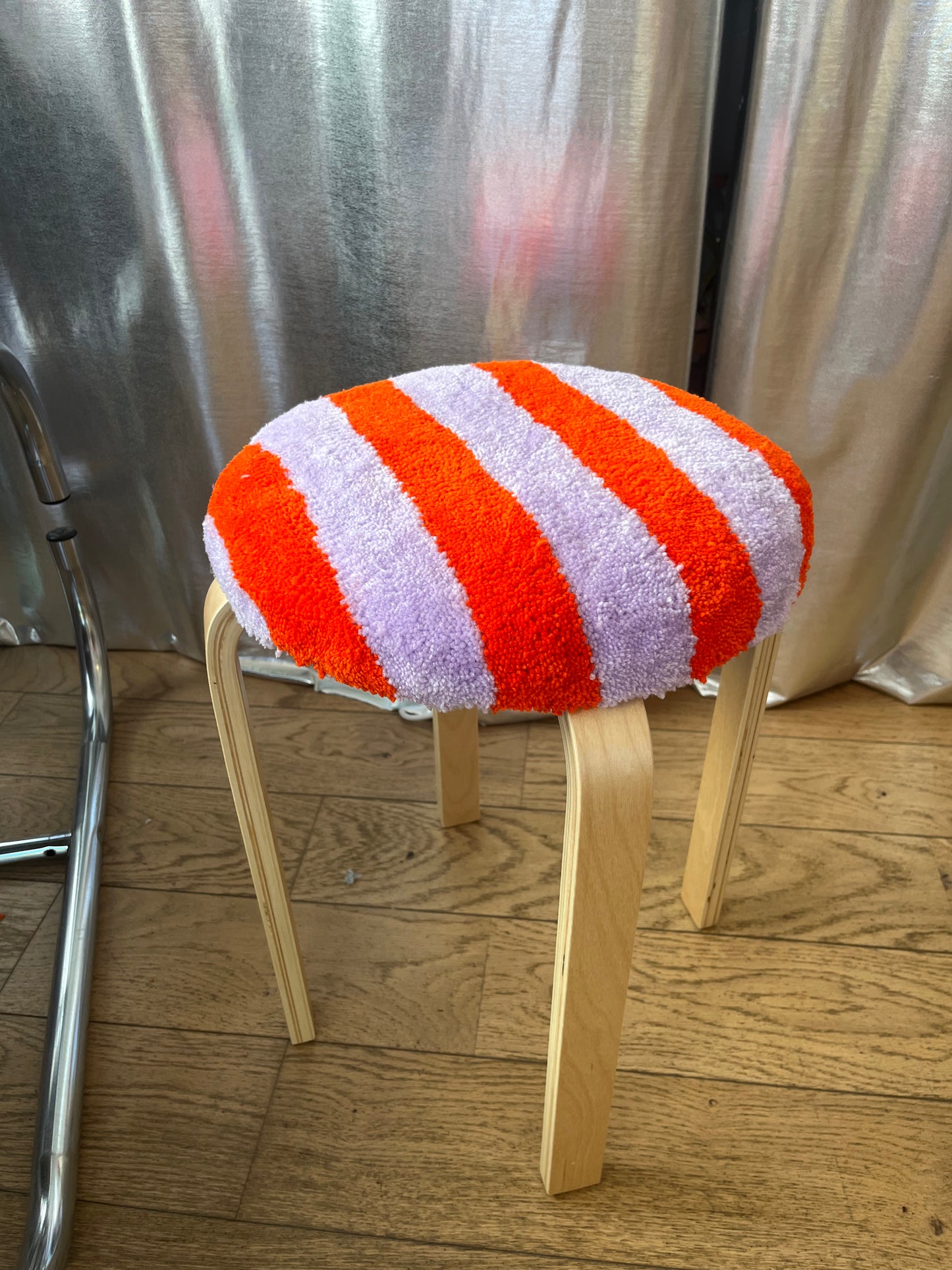 Tabouret tufté rayé orange et lila