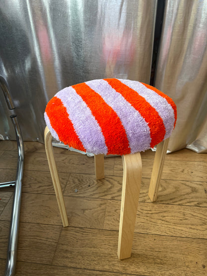 Tabouret tufté rayé orange et lila
