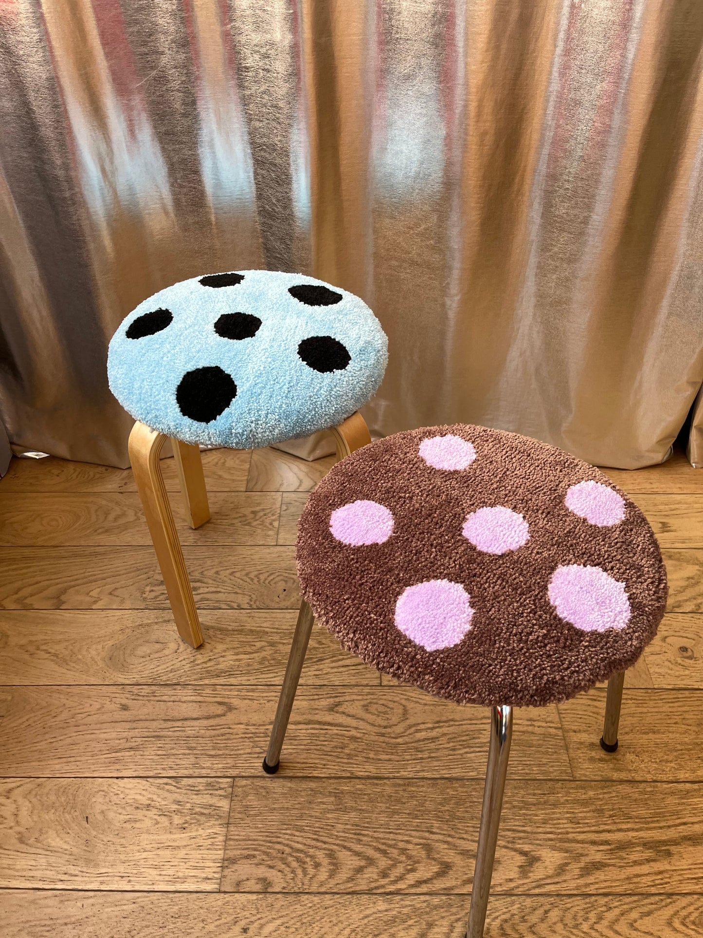 Tabouret tufté Polkadot bleu