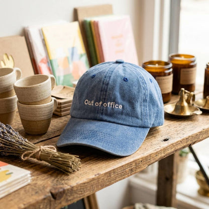 Casquette bleue brodée « Hors du bureau »