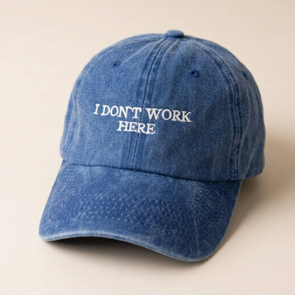 Casquette brodée bordeaux « Je ne travaille pas ici, désolé »