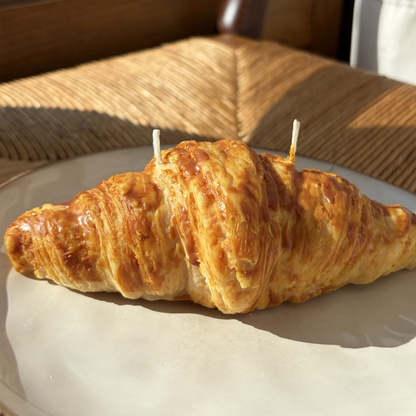 Bougie croissant réaliste – cire de soja, fabriquée en France