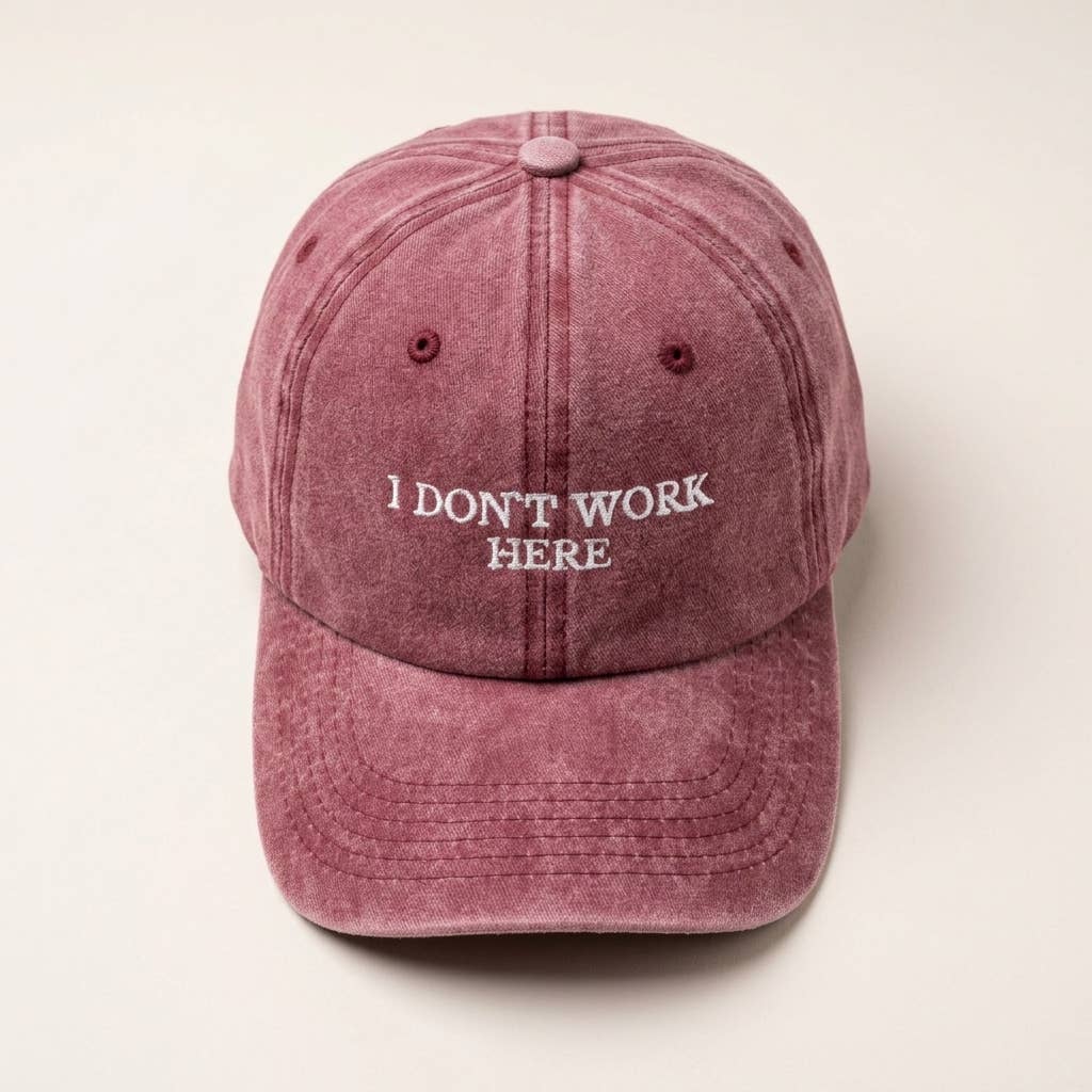 Casquette brodée bordeaux « Je ne travaille pas ici, désolé »