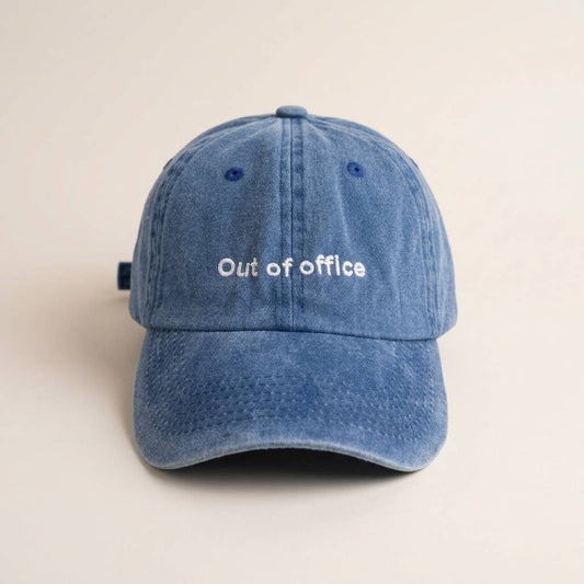 Casquette bleue brodée « Hors du bureau »