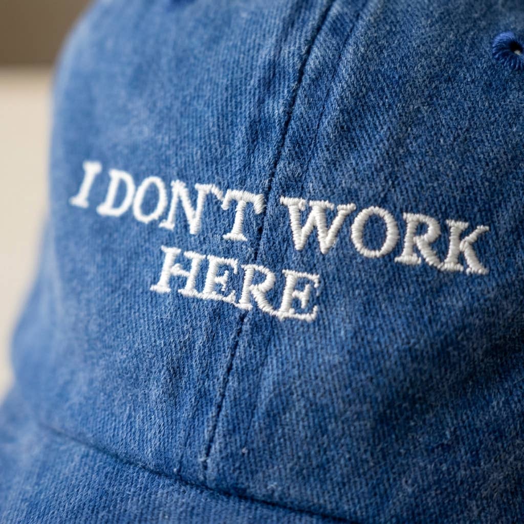 Casquette brodée bordeaux « Je ne travaille pas ici, désolé »