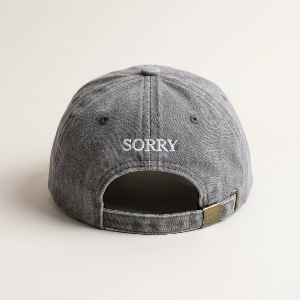 Casquette brodée bordeaux « Je ne travaille pas ici, désolé »