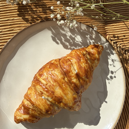 Bougie croissant réaliste – cire de soja, fabriquée en France