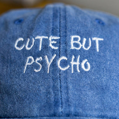 Casquette brodée bleue « Mignonne mais psycho »