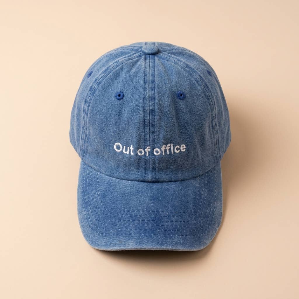 Casquette bleue brodée « Hors du bureau »