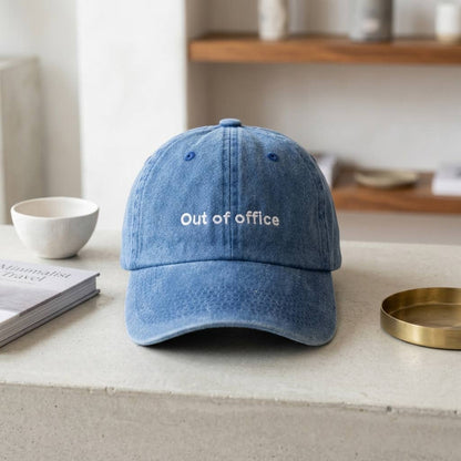 Casquette bleue brodée « Hors du bureau »