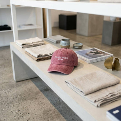 Casquette brodée bordeaux « Je ne travaille pas ici, désolé »