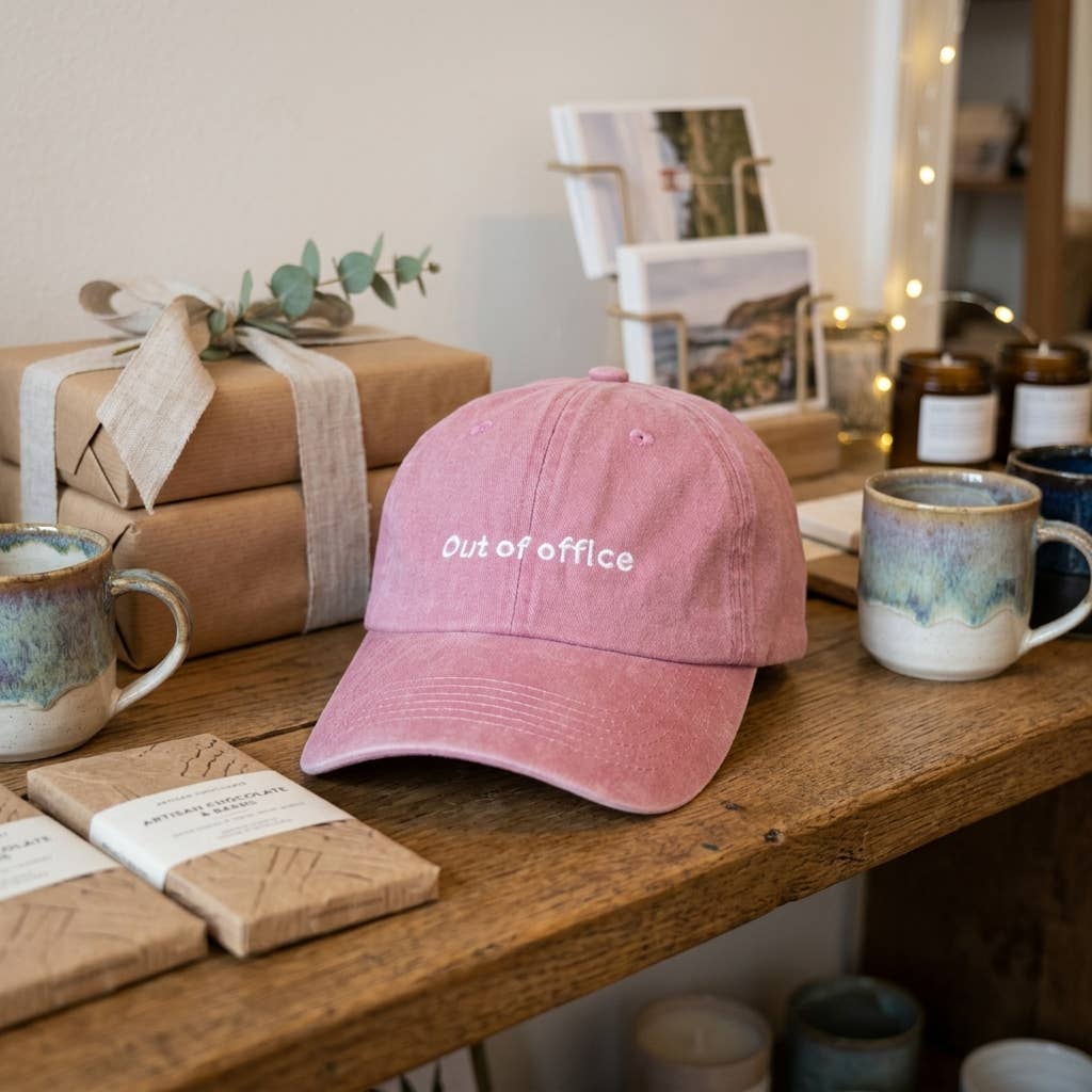 Casquette bleue brodée « Hors du bureau »